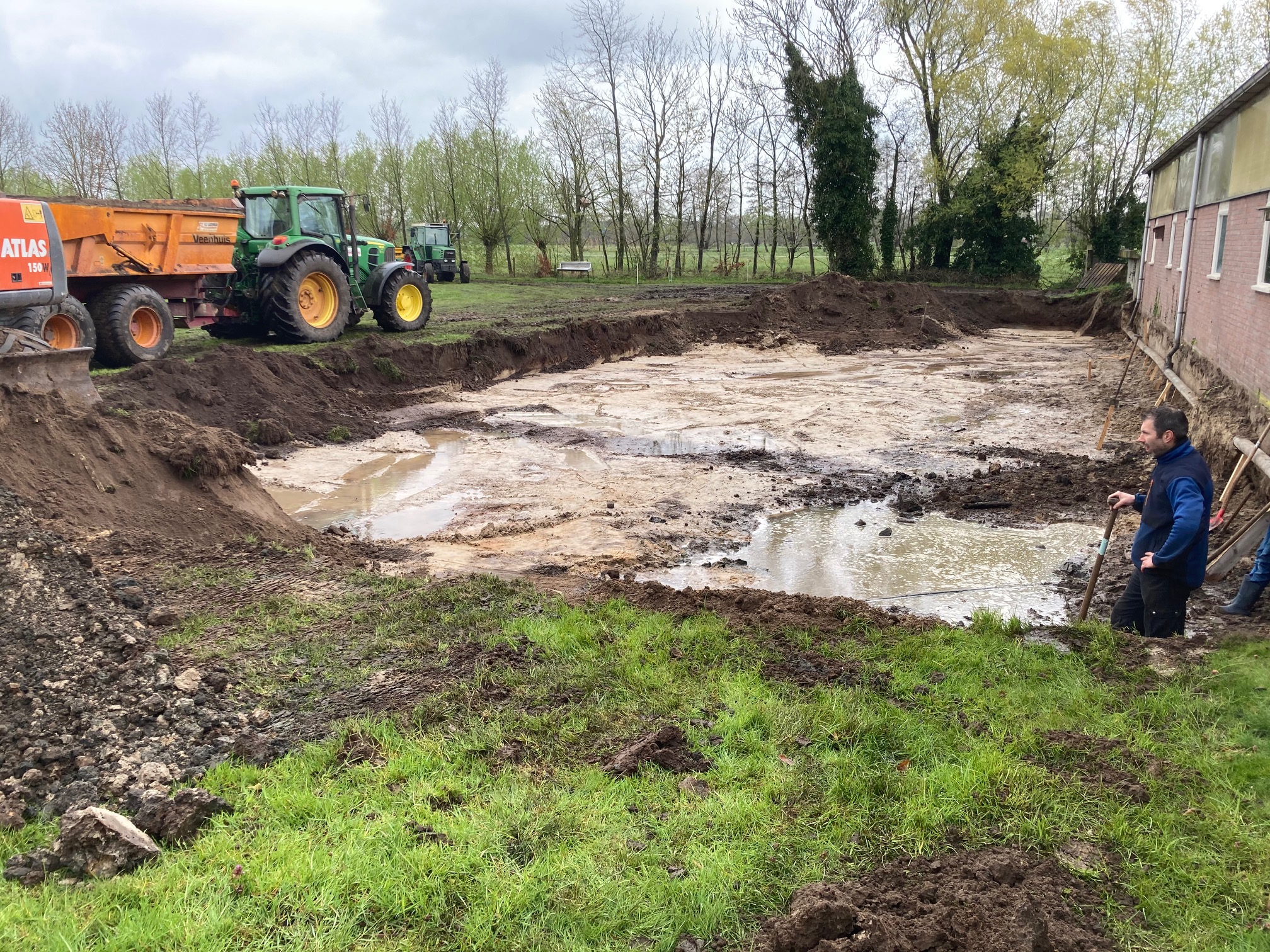 de bouw van de nieuwe hellingstal